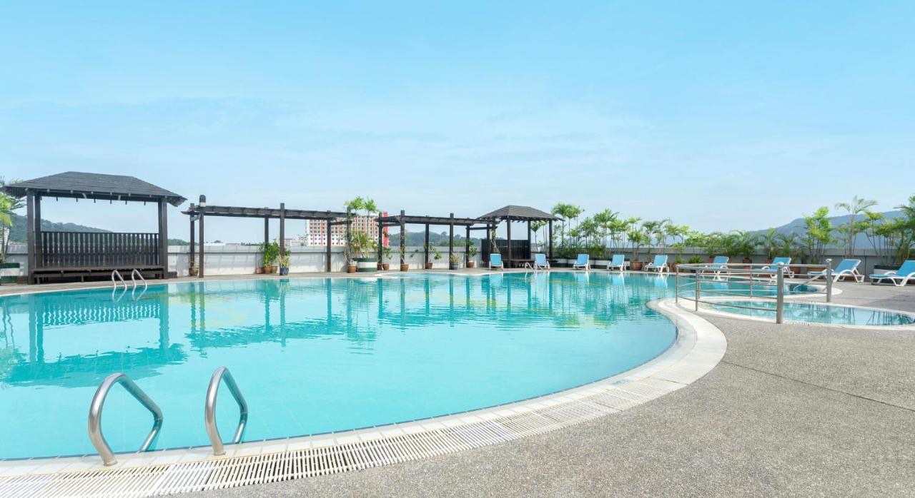 The pool of Bayview Hotel Langkawi in Kuah